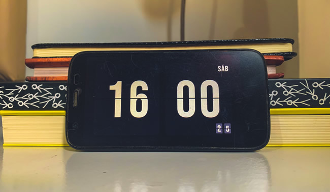 Transforme seu celular antigo em um relógio de mesa flip